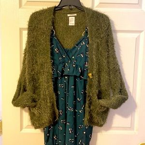 Cute summery dark green flower print dress with the sweater too! 🌲🥑🐢🌳